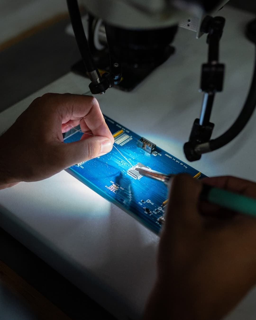 Técnico reparando placa electrónica